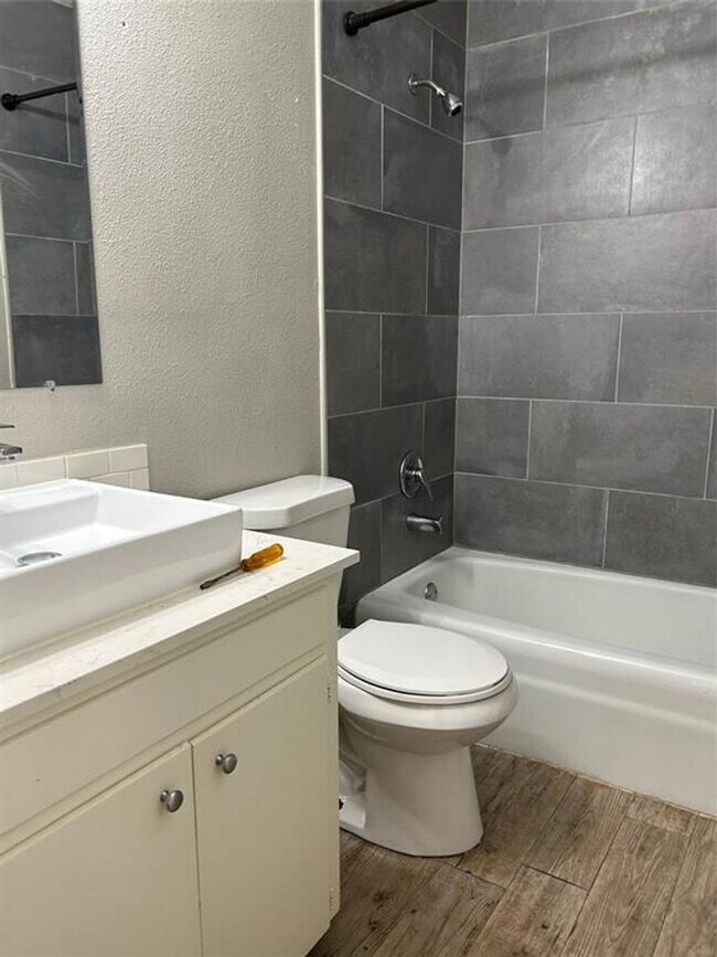 Building Photo - 1910 Westridge Dr