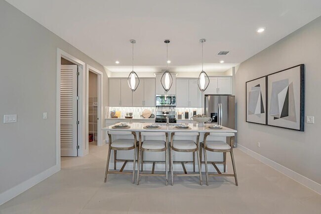 Building Photo - 925 SW Pr Ave