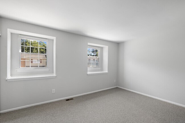 Building Photo - Renovated Hilltop Village Townhouse-Available 5/15/26