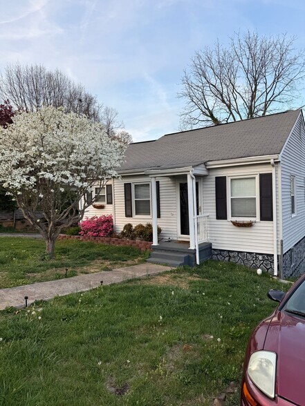 Building Photo - 100 York Dr