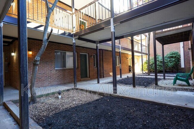 Building Photo - 1107 N Taylor St