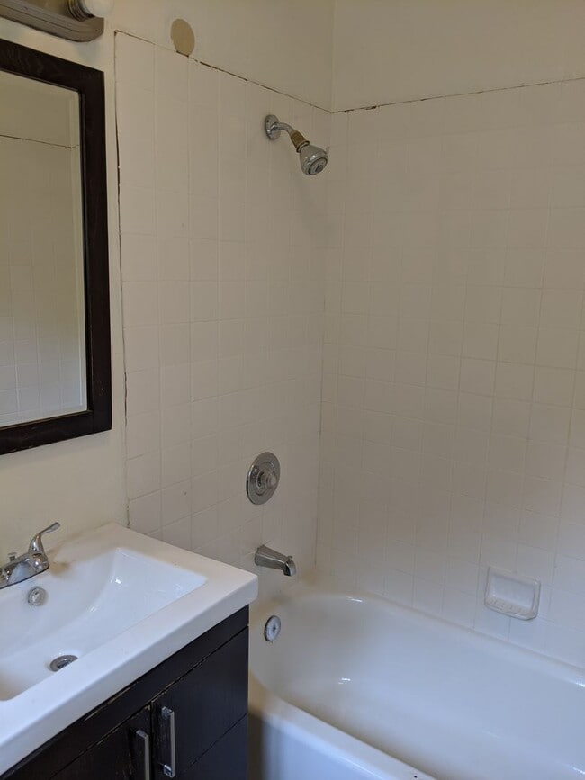 Building Photo - 4 BEDROOM 2 BATH ON CUL-DE-SAC AND LARGE YARD!