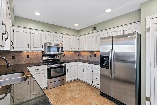 Building Photo - Huge Home in Raintree Lake!!!
