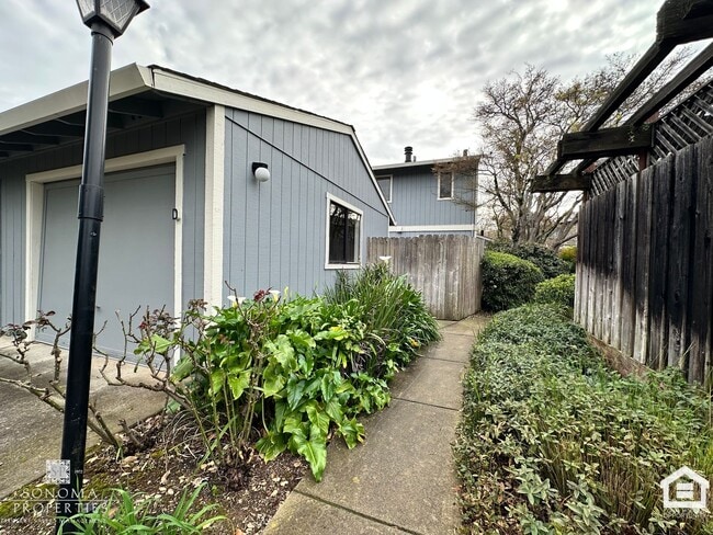 Building Photo - Charming 2 Bedroom Townhouse – Prime Location, Available Now!