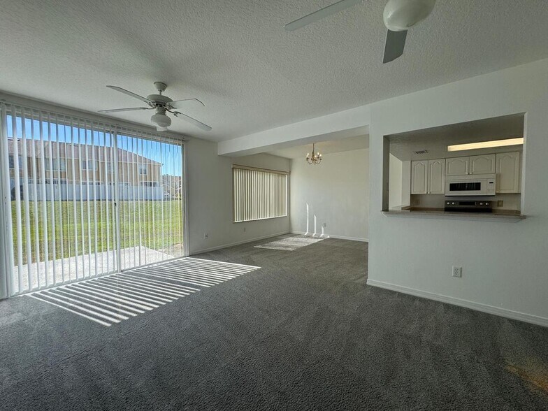 Building Photo - 307 Coconut Palm Way