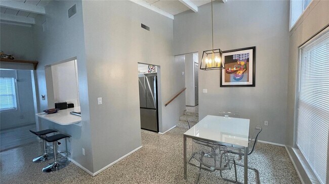 Building Photo - 2832 Bay St