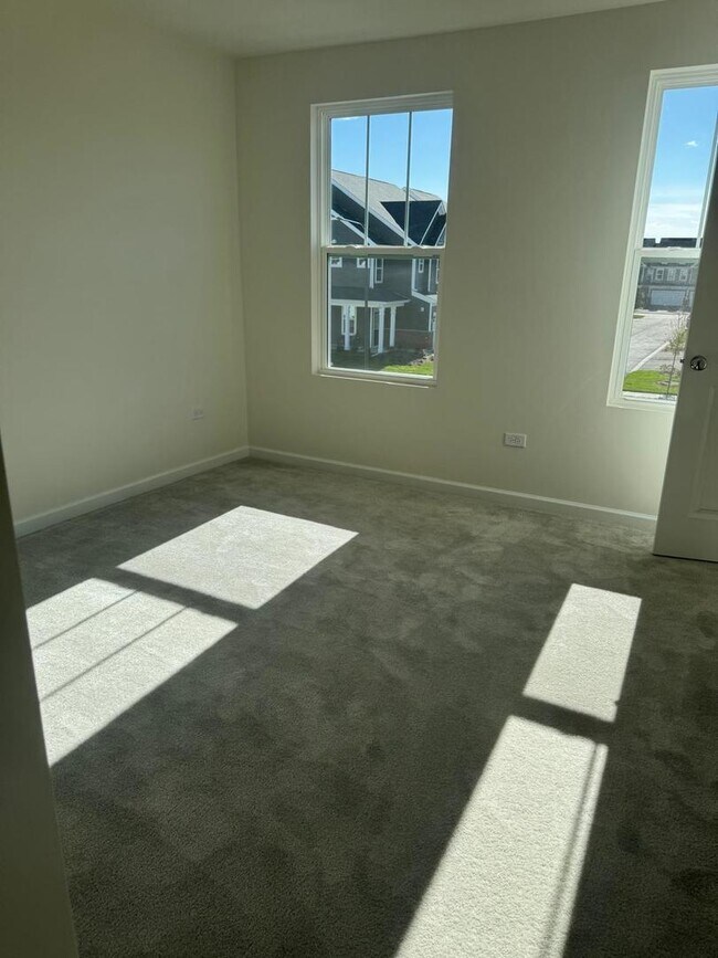 Building Photo - 5928 Hawkweed Dr