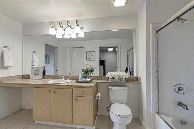 Building Photo - 1-bedroom, 1-bathroom top-floor corner unit condo offers comfort & convenience.