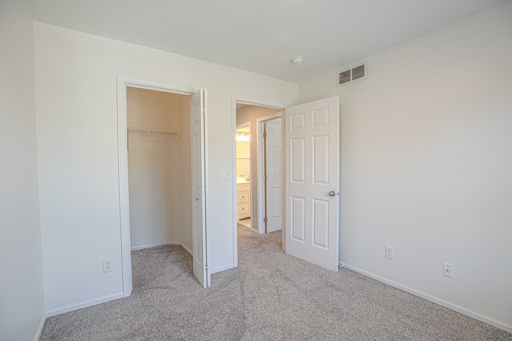 Building Photo - 15835 Hawthorn Dr