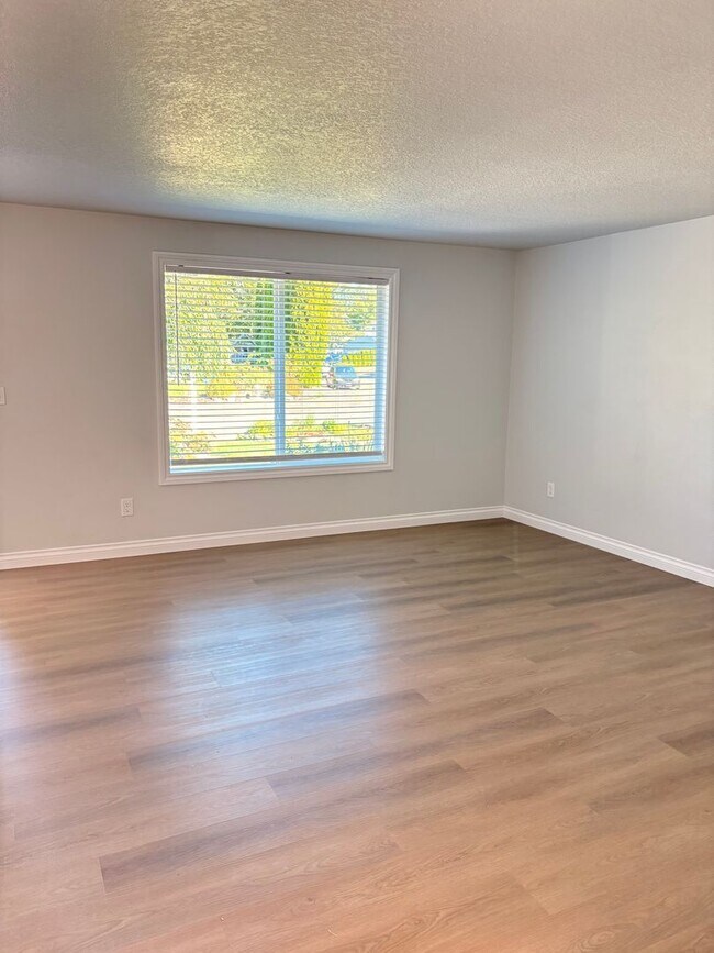 Building Photo - HALF MONTH FREE OF RENT Beautifully Remode...