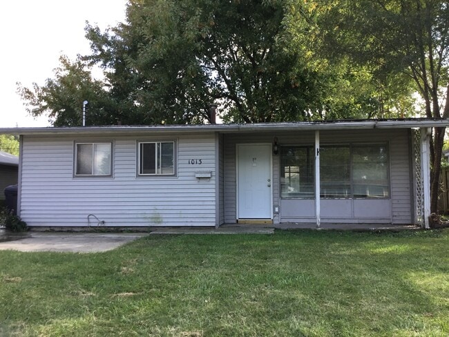 Building Photo - Very nice 3bed/1bath south side home w/ garage & fenced in back yard