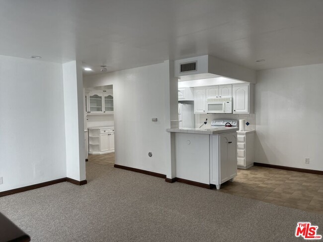 Building Photo - 906 N Doheny Dr