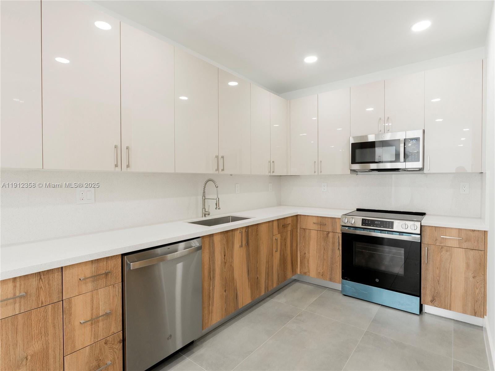 Building Photo - 1181 NE 202nd St