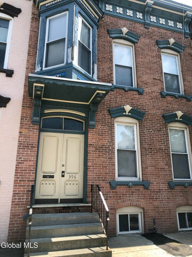 Primary Photo - 396 1st St