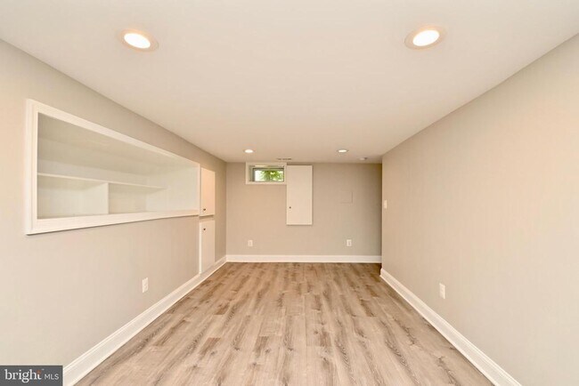 Building Photo - 1103 Morse St NE