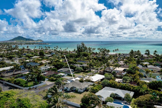 Building Photo - Mid-century modern Kalaheo Ave. Beach side...
