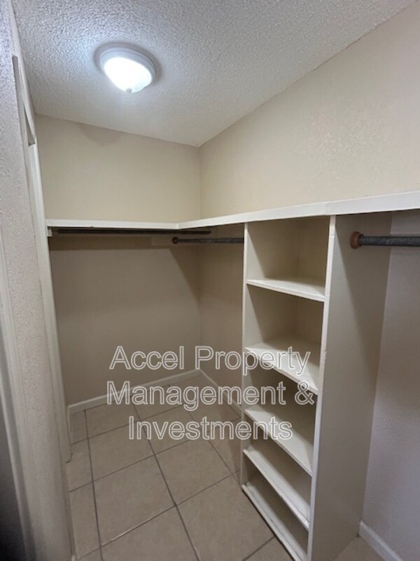 Building Photo - 2405 Mimosa St