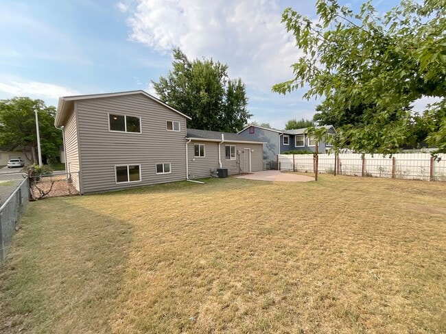 Building Photo - 3 Bedroom Home Available Near S Academy Bl...