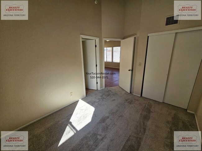 Building Photo - Los Reales & Cardinal area 2/2 with A/C & covered parking