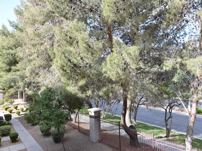 Building Photo - RARE 2nd floor 3 BEDROOM condo in the heart of Seven Hills in gated Horizons @ Seven Hills
