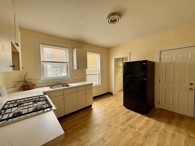 Building Photo - 144 Hillside St