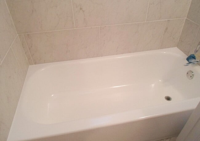 Building Photo - Modern Three Bedroom Condo! Minutes to Congress Heights Metro!