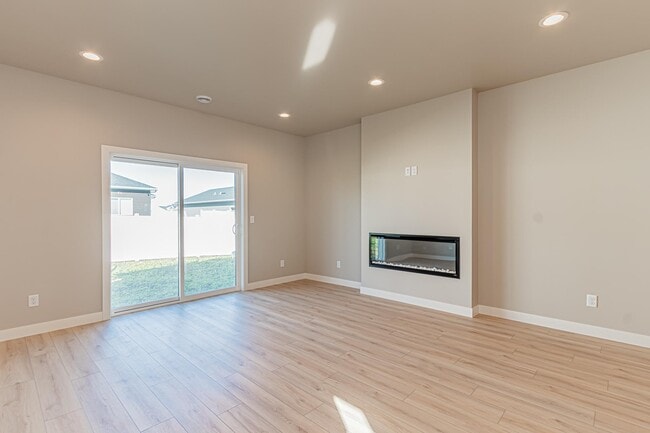Building Photo - 5846 James Dr W