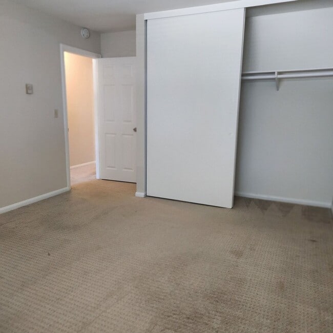 Building Photo - UTC Duplex 1475 Sq Ft 3 bedroom 1.5 ba woo...