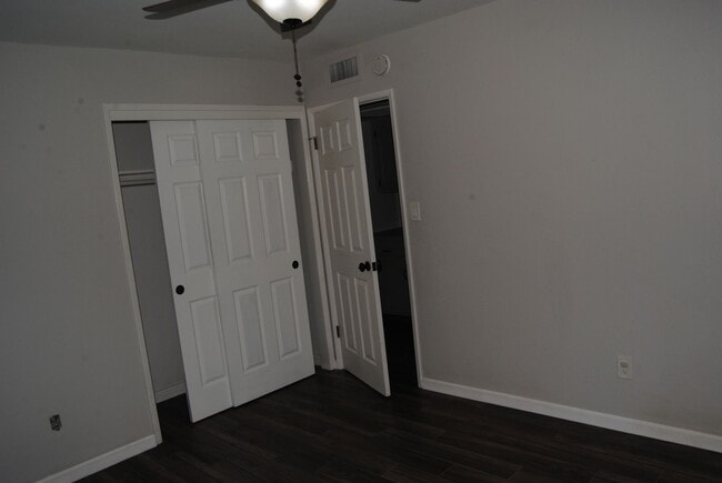 Building Photo - 2413 Sunrise Dr