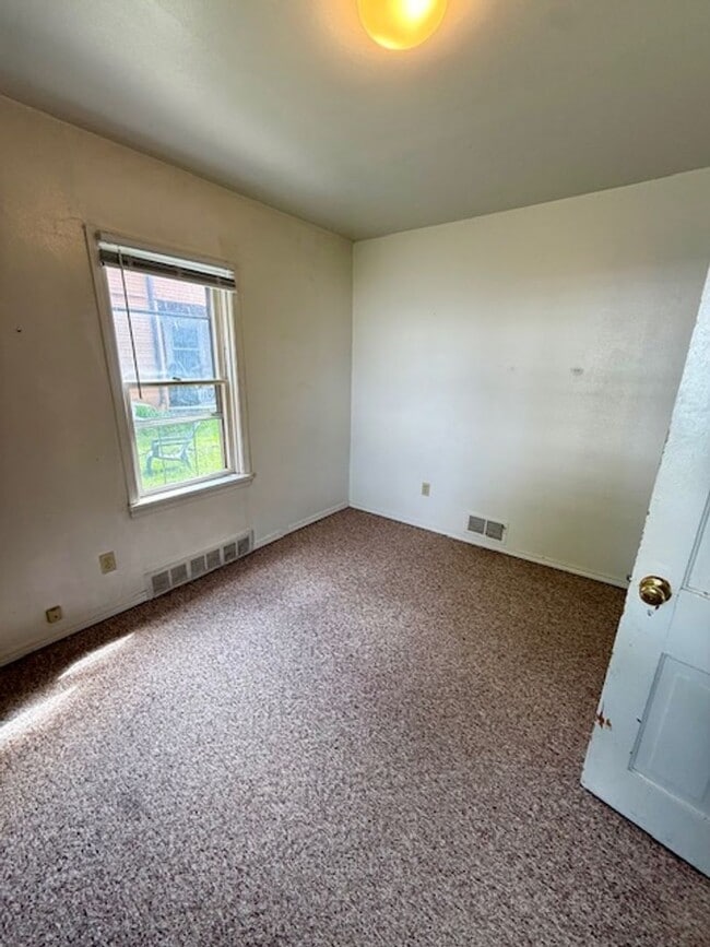 Building Photo - 3 Bedroom, 1 Bath Apartment for Rent - Clo...