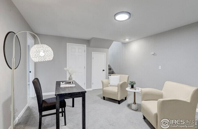 Building Photo - 4 Bedroom Single Family Home in Denver