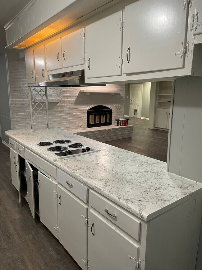 Building Photo - 6172 Whitman Ave