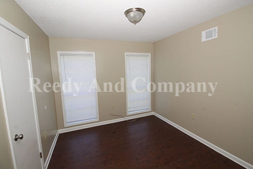 Building Photo - 5197 Chantilly Dr