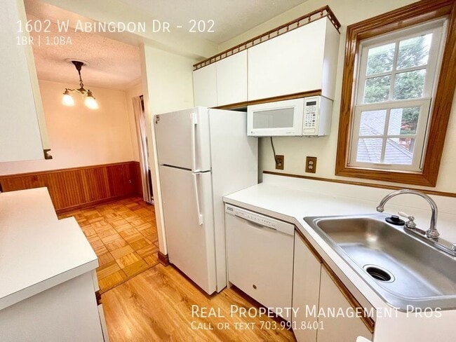 Building Photo - 1602 W Abingdon Dr