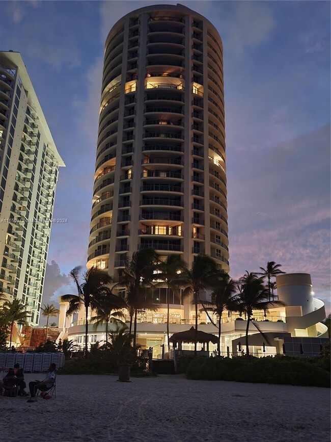 Building Photo - 17375 Collins Ave