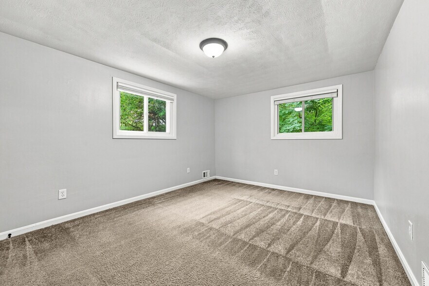 Building Photo - 56 Pointview Rd