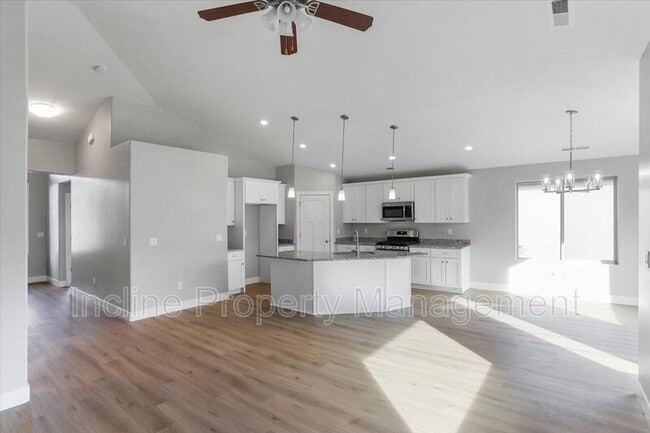 Building Photo - 2261 Tonaquint Dr