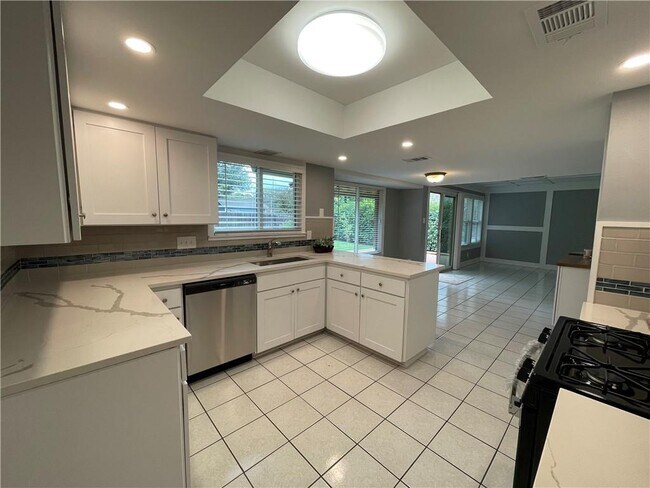 Building Photo - 7415 Shadywood Dr