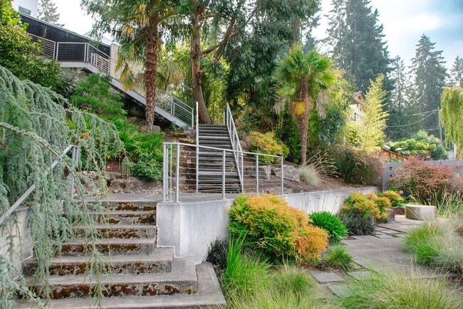 Building Photo - One of a kind private estate on Gravelly L...