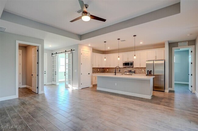 Building Photo - 428 SW 28th Pl