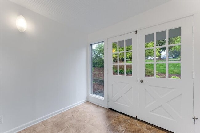 Building Photo - THREE BEDROOM THREE BATH ON ONE HALF ACRE IN KELSO