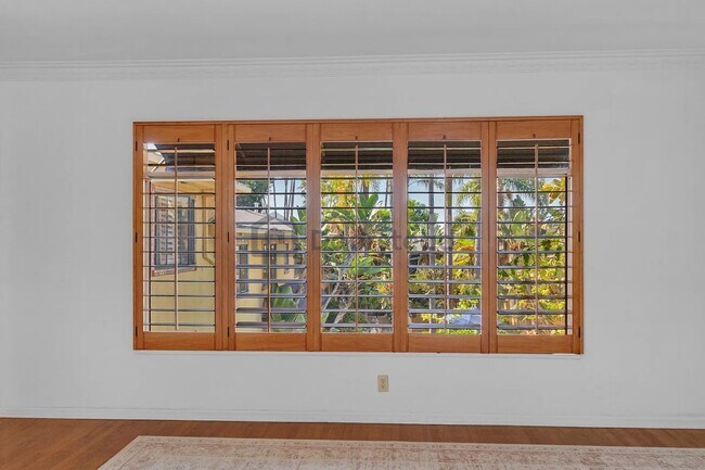 Building Photo - 1615 N Laurel Ave