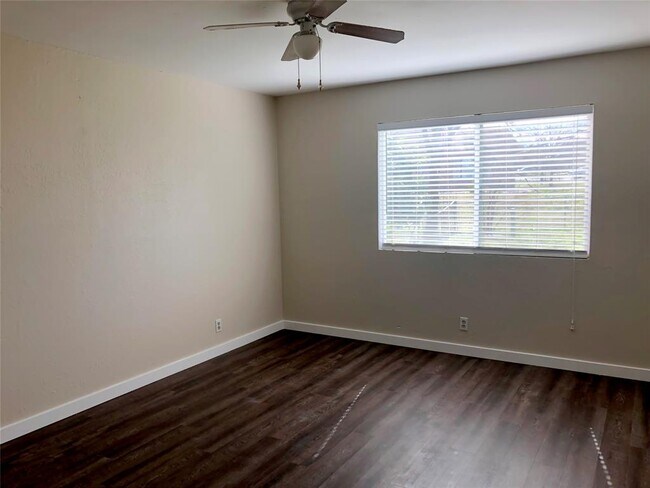 Building Photo - 1915 Magazine St