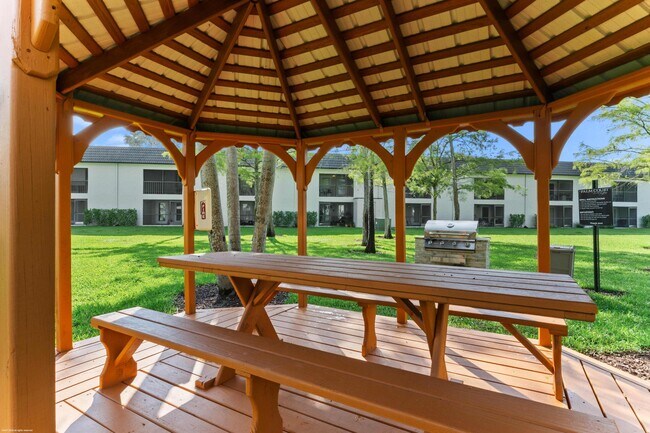 Building Photo - 711 Forest Club Dr