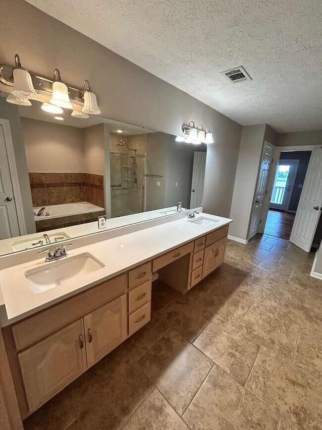 Building Photo - 2908 Country Club Dr