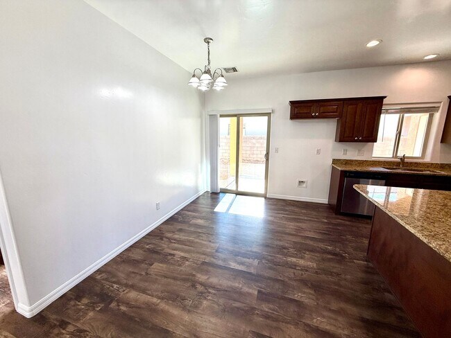 Building Photo - Great 3 Bedroom, 2 Bathroom Home Centrally Located- Available Now!