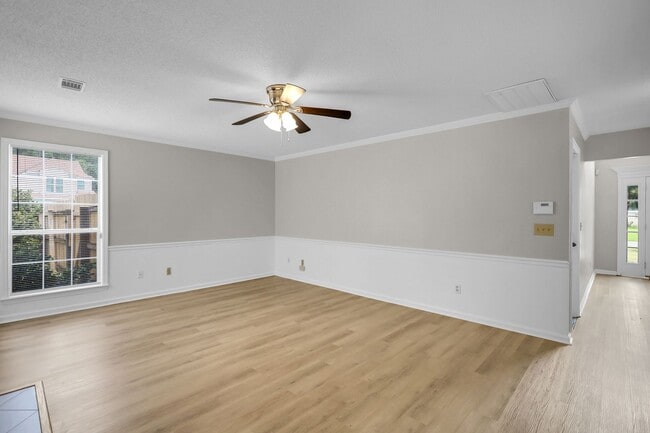 Building Photo - Stunning 4-bed Home in Hinesville With Two...