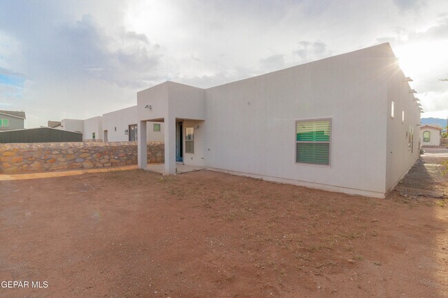Building Photo - 10608 Hidden Palm Pl