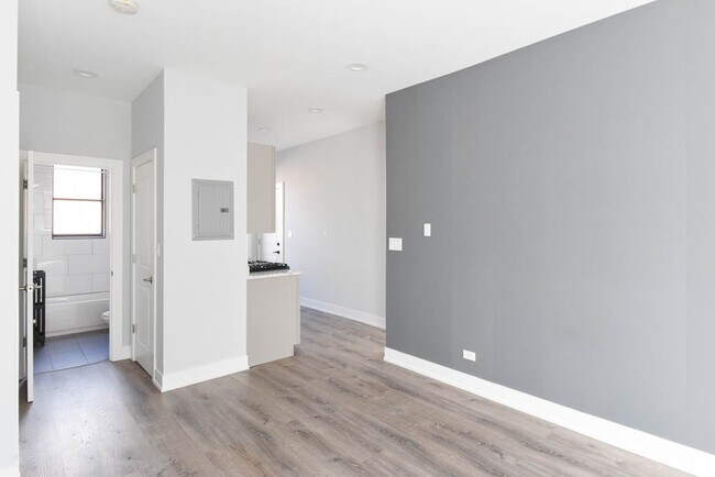 Building Photo - 7624 N Eastlake Terrace