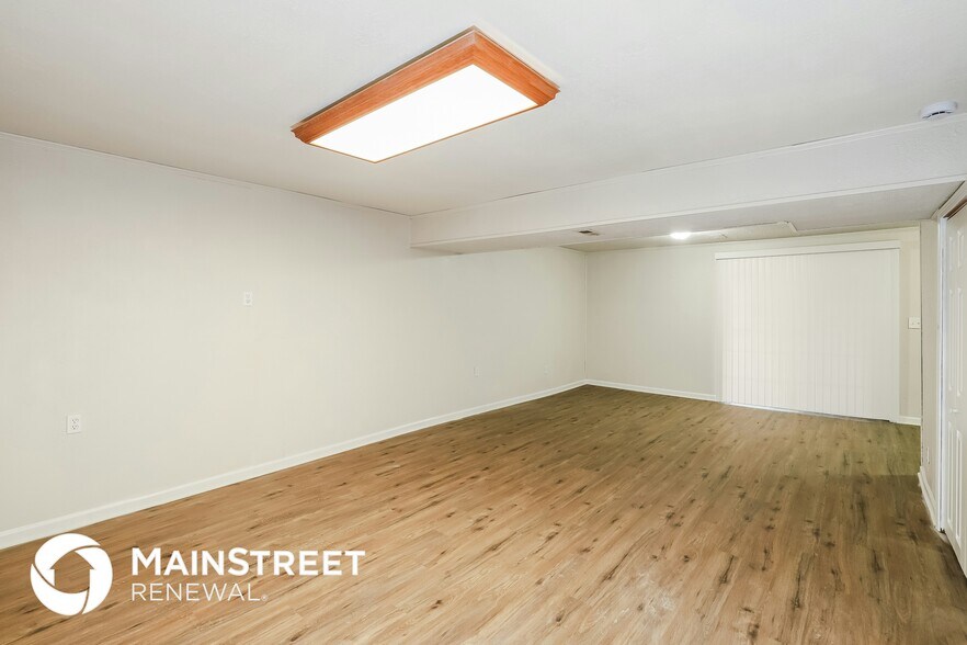 Building Photo - 1495 NW Yankee Dr